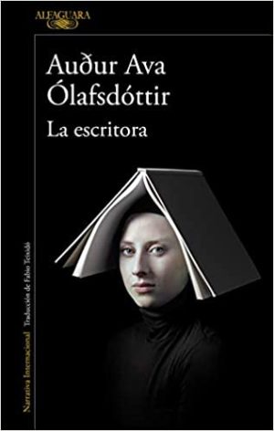 LA ESCRITORA